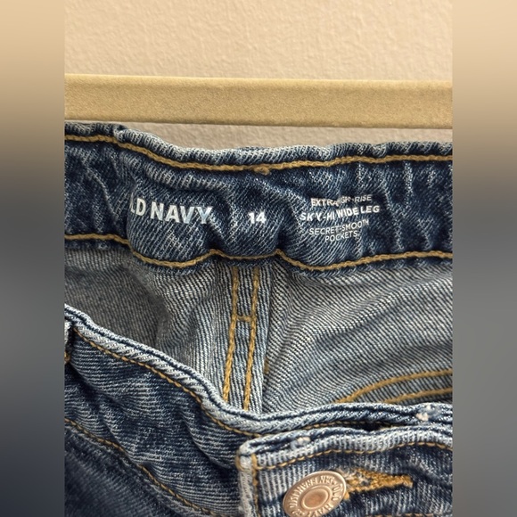 Old Navy Extra High Waisted Wide Leg Jeans Frayed Hem - Picture 3 of 4